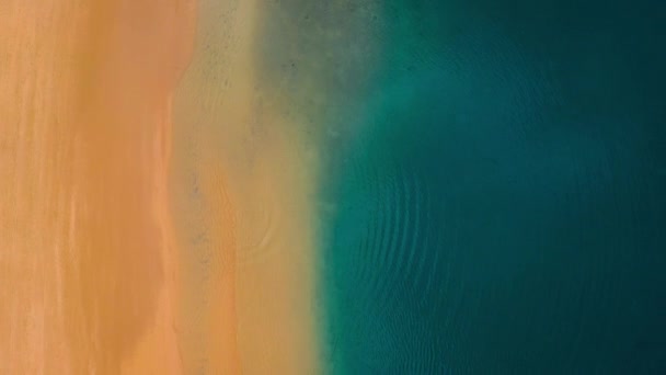 Вид с воздуха на золотой песок пляжа Лас Тереситас и бирюзовую воду Атлантического океана, Тенерифе, Канарские острова, Испания — стоковое видео