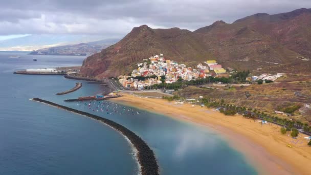 Vista desde la altura de la arena dorada y el paisaje circundante de la playa Las Teresitas, Tenerife, Canarias, España — Vídeos de Stock