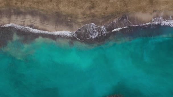 Top kilátás nyílik a sivatagi strandra az Atlanti-óceánon. Tenerife szigetének partja. Légi felvételek a partot elérő tengeri hullámokról — Stock videók