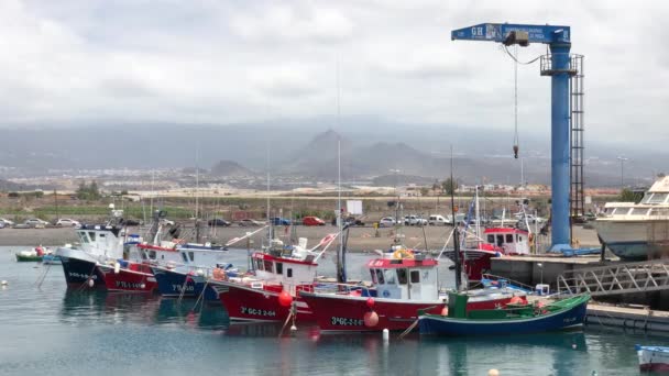 Vista de coloridos barcos amarrados en el puerto deportivo y montañas cubiertas de nubes en el fondo — Vídeos de Stock