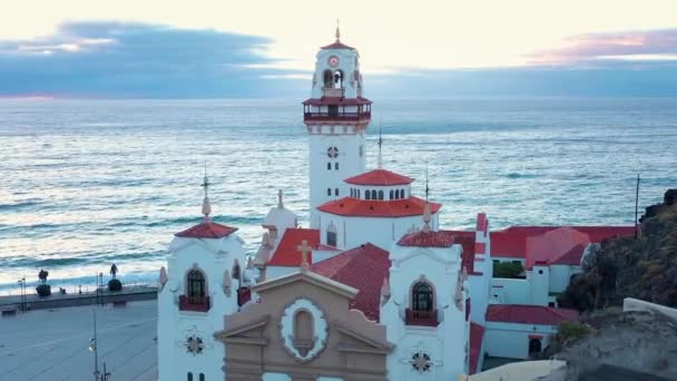 Vista do alto da Basílica e da paisagem urbana em Candelaria, perto da capital da ilha Santa Cruz de Tenerife, na costa atlântica. Tenerife, Ilhas Canárias, Espanha — Vídeo de Stock