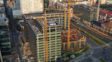 Varşova, Polonya'nın merkezinde inşaat vinçlerinin havadan görünümü ve bina inşaatı