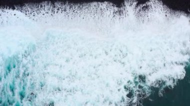 Üstten görünüm ıssız bir siyah volkanik Beach. Tenerife Island kıyıları. Dalgalar kıyıya ulaşan deniz hava dron görüntüleri