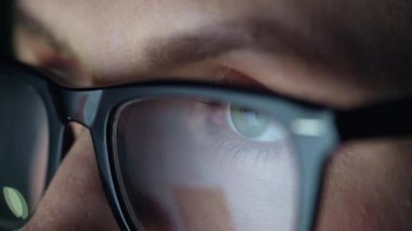 Monitörde seyir ve Internet'te sörf gözlüklü kadın. Monitör ekran Gözlükte yansıtılır