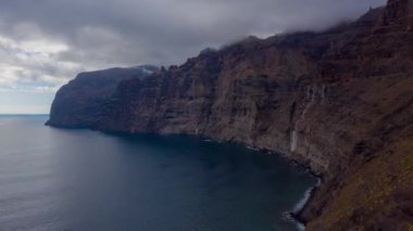 Tenerife bulutlu Los Gigantes Cliffs havadan hiperlapse, Kanarya Adaları, İspanya