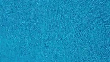Bir dron havuz yüzey üzerinde gelen TOPVIEW