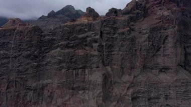 Tenerife bulutlu Los Gigantes Cliffs havadan görünümü, Kanarya Adaları, İspanya
