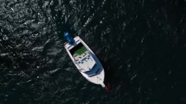 Kıyıdan demirlemiş teknelerin üzerine çık. Las Teresitas, Tenerife, Kanaryalar, İspanya. Farklı hızlarda filme - hızlandırılmış ve normal