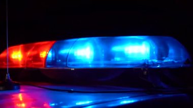 Gece yanıp sönen polis ışıkları