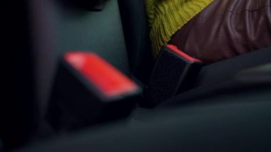 Kadın araba emniyet kemeri sürüş önce araç içinde otururken tespit etmek