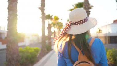 Fotoğrafçı turist kadın gün batımında güzel bir tropikal manzara kamera ile fotoğraf çekmek