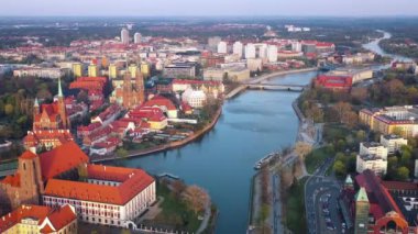 Tarihi şehir merkezinin ve Odra Nehri'nin yüksekliğinden manzara. Myasto' ya bak, Wroclaw, Polonya. Farklı hızlarda filme - hızlandırılmış ve normal