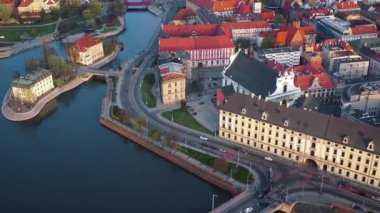 Tarihi şehir merkezinin ve Odra Nehri'nin yüksekliğinden manzara. Stare Myasto, Wroclaw, Polonya
