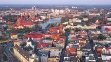 Tarihi şehir merkezinin ve Odra Nehri'nin yüksekliğinden manzara. Stare Myasto, Wroclaw, Polonya