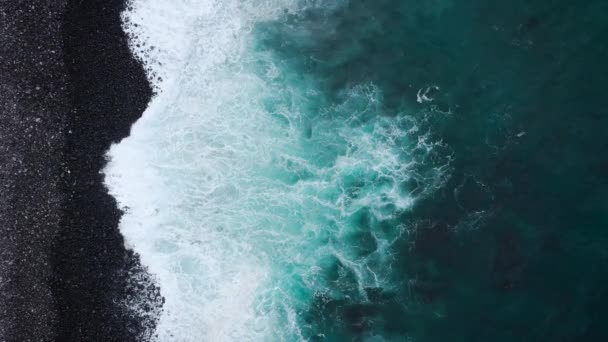 Vista dall'alto di una spiaggia vulcanica nera deserta. Costa dell'isola di Tenerife. Filmato aereo drone di onde marine che raggiungono la riva — Video Stock