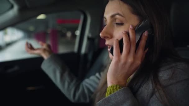 La donna è arrabbiata e sconvolta, perché la sua auto si è rotta. Sta cercando di farsi aiutare telefonicamente. . — Video Stock