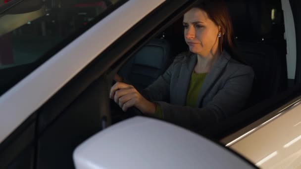 Frau ist wütend und schlägt mit dem Kopf auf das Lenkrad, weil ihr Auto kaputt gegangen ist — Stockvideo