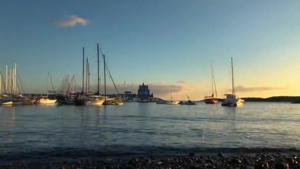 Caducidad de los barcos y yates, unidos al muelle al atardecer — Vídeos de Stock