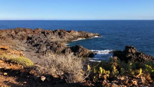 TimeLapse egy kihalt part és a tenger hullámai elérte a partra. A Tenerife szigetének sziklás partja — Stock videók