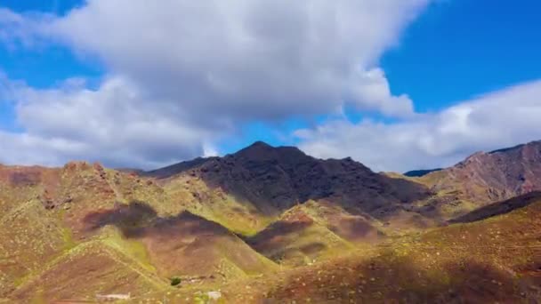 Hiperlapso aéreo de las hermosas montañas y nubes en el cielo — Vídeo de stock