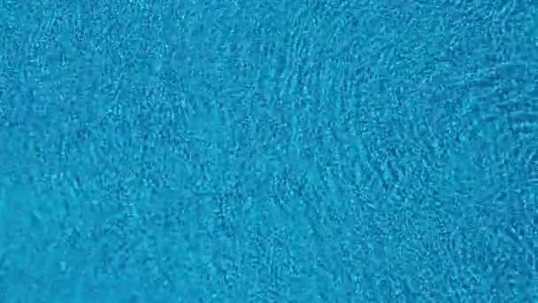 Vista superior desde un dron sobre la superficie de la piscina — Vídeo de stock