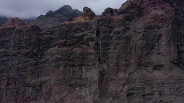 Luchtfoto van Los Gigantes Cliffs op Tenerife Overcast, Canarische eilanden, Spanje — Stockvideo
