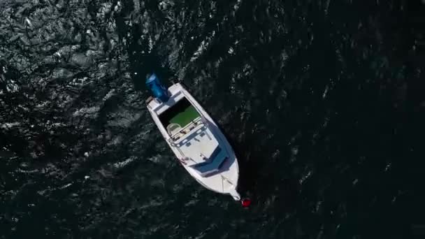 Поднимитесь над многими якорными лодками у берега. Лас-Террас, Тенерифе, Канарские острова, Испания. Съемка на разных скоростях - ускоренная и нормальная — стоковое видео