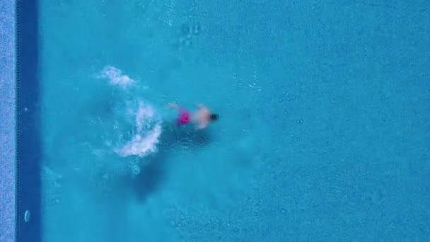 从顶部观看当一个人潜入泳池, 在水下游泳 — 图库视频影像