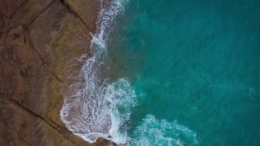 Atlantik Okyanusu 'ndaki çöl manzarası. Tenerife adasının kıyısında. Deniz dalgalarının kıyıya ulaşan hava aracı görüntüleri.