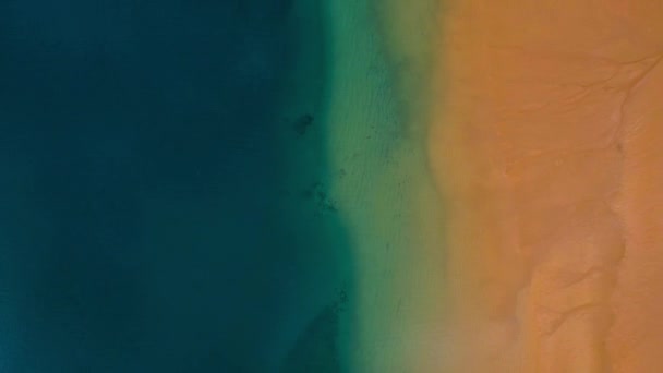 Vista aérea de la arena dorada de la playa Las Teresitas y aguas turquesas del Océano Atlántico, Tenerife, Canarias, España — Vídeo de stock