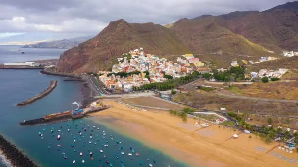 Vista desde la altura de la arena dorada y el paisaje circundante de la playa Las Teresitas, Tenerife, Canarias, España — Vídeo de stock