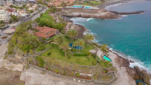 Playa del Duque, Adeje, Tenerife, Canarias, İspanya havadan görünümü — Stok video