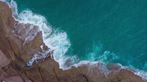 Bovenaanzicht op het woestijnstrand aan de Atlantische Oceaan. De kust van Tenerife. Luchtdrone beelden van zeegolven die de kust bereiken. — Stockvideo