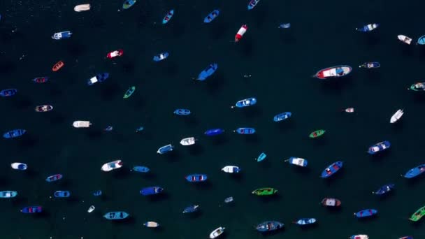 Hiperlapso aéreo de barcos anclados frente a la costa. Las Teresitas, Tenerife, Canarias, España — Vídeos de Stock