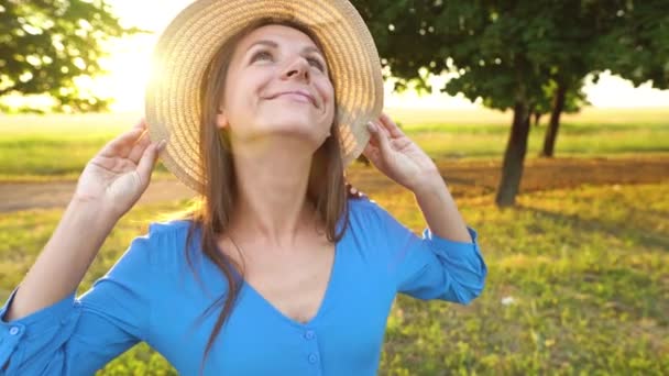 晴れた日のクローズアップで屋外で帽子をかぶったかわいい女性の肖像 — ストック動画