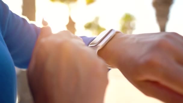 SmartWatch. Vrouw die Smart Watch gebruikt. Close-up van vrouwelijke aanraken aanraakscherm op horloge invoeren horloge app — Stockvideo