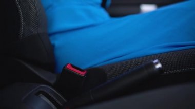 Kadın araba emniyet kemeri sürüş önce araç içinde otururken tespit etmek