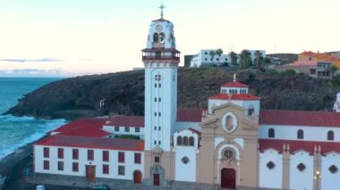 Bazilika ve ada - Santa Cruz de Tenerife Atlantik kıyısında başkenti yakınındaki Candelaria yılında townscape yükseklikten görüntüleyin. Tenerife, Kanarya Adaları, İspanya