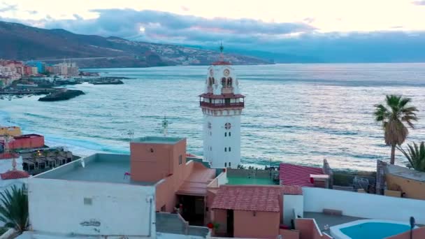 Luchtfoto van Candelaria-stad, Atlantische Oceaan en basiliek in de buurt van de hoofdstad van het eiland-Santa Cruz de Tenerife aan de Atlantische kust. Tenerife, Canarische eilanden, Spanje — Stockvideo