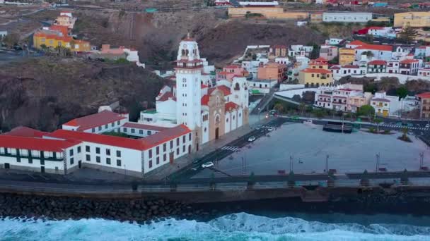 Candelaria Havadan Görünümü - Şehir, Atlantik Okyanusu ve adanın başkenti yakınlarındaki Bazilikası - Atlantik kıyısında Santa Cruz de Tenerife. Tenerife, Kanarya Adaları, İspanya — Stok video