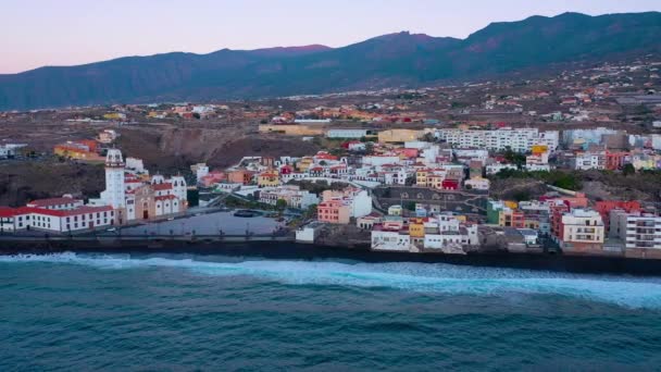 Letecký pohled na Candelaria-město, Atlantický oceán a baziliku poblíž hlavního města ostrova-Santa Cruz de Tenerife na Atlantském pobřeží. Tenerife, Kanárské ostrovy, Španělsko — Stock video