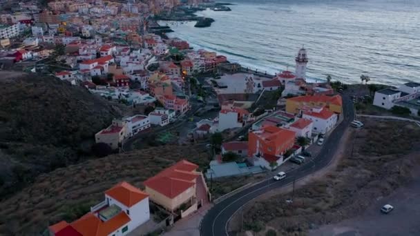 Vista aérea de Candelaria - Ciudad, Océano Atlántico y Basílica cerca de la capital de la isla - Santa Cruz de Tenerife en la costa atlántica. Tenerife, Islas Canarias, España — Vídeos de Stock