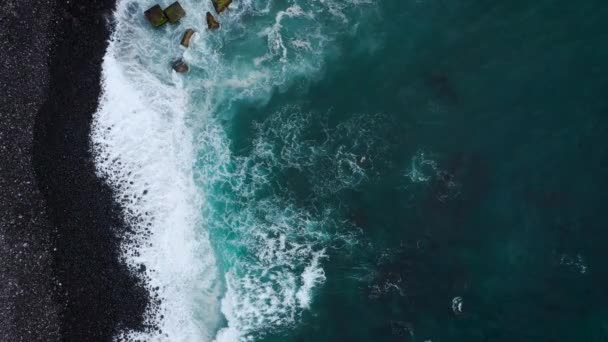 Felülnézet egy elhagyatott fekete vulkáni strand az Atlanti-óceánon. Partján, a Tenerife szigetén. Légi drone felvételeit tengeri hullámok elérése part — Stock videók