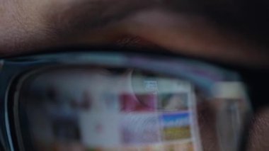 Monitörde seyir ve Internet'te sörf gözlüklü kadın. Monitör ekran Gözlükte yansıtılır