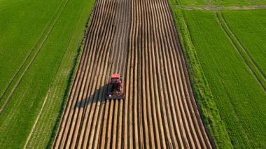 Traktörün havadan görünümü sahada tohumlama yapar