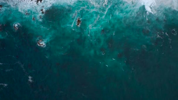 Atlas Okyanusu'ndaki ıssız siyah volkanik plajın en iyi manzarası. Tenerife adasının sahili. Kıyıya ulaşan deniz dalgalarının havadan drone görüntüleri — Stok video