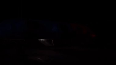 Gece yanıp sönen polis ışıkları