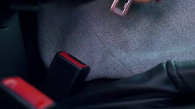 Kadın araba emniyet kemeri sürüş önce araç içinde otururken tespit etmek
