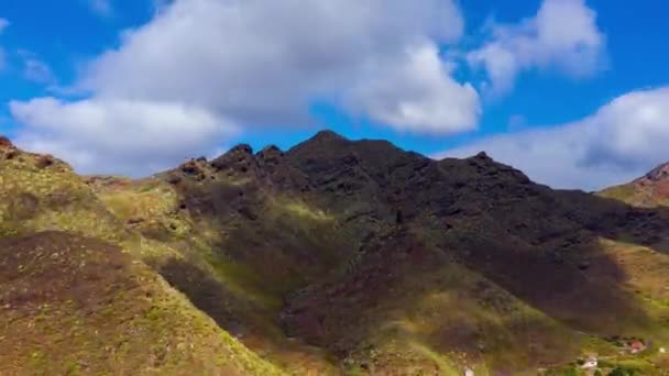 Hiperlapso aéreo de las hermosas montañas y nubes en el cielo — Vídeos de Stock