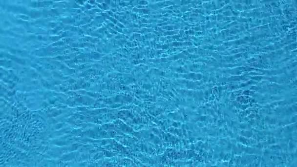 Topview da un drone sulla superficie della piscina — Video Stock